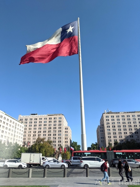 2024-10-21-26ba-Flag-outside-Palacio-de-La-Moneda